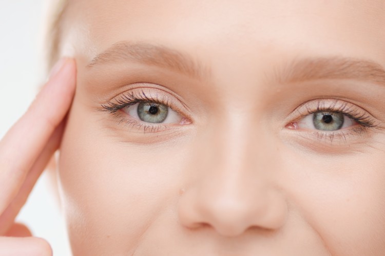 Close-Up der Augen einer Frau, symbolisiert Schlupflieder